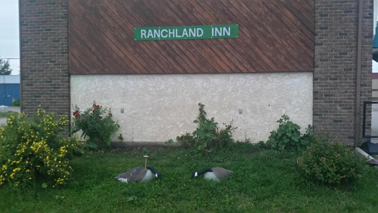 Ranchland Inn Nanton Exterior photo