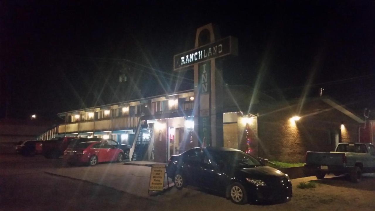 Ranchland Inn Nanton Exterior photo