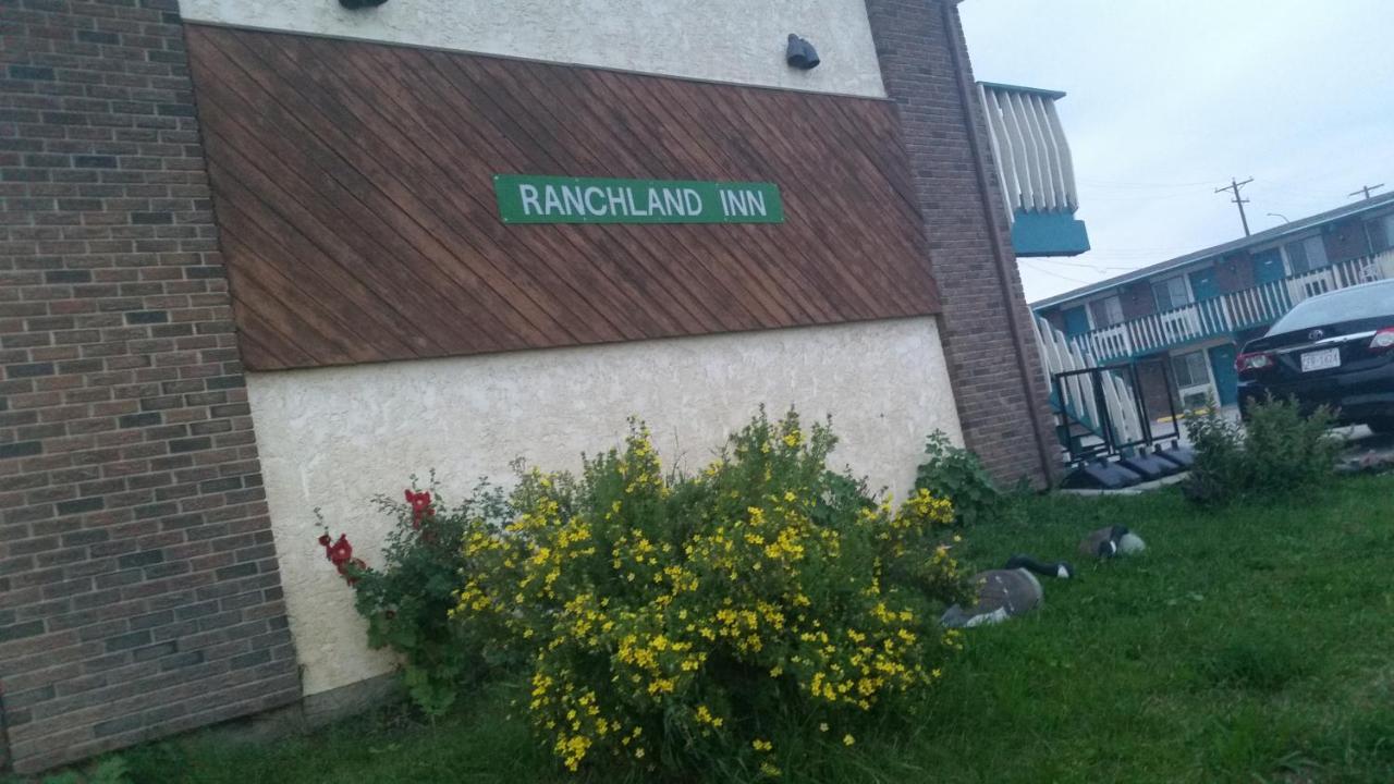 Ranchland Inn Nanton Exterior photo