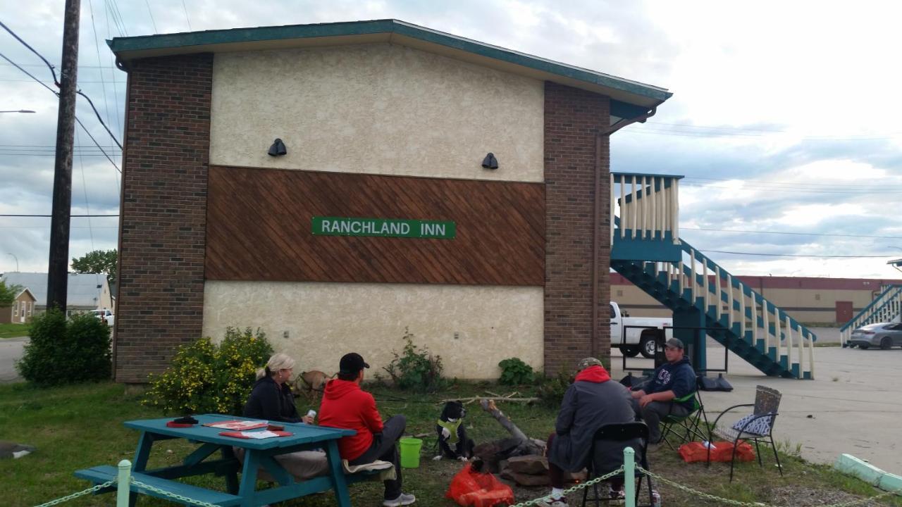 Ranchland Inn Nanton Exterior photo