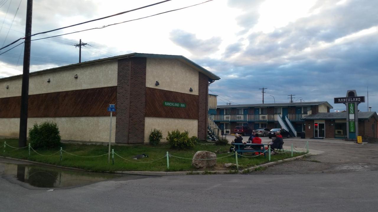 Ranchland Inn Nanton Exterior photo