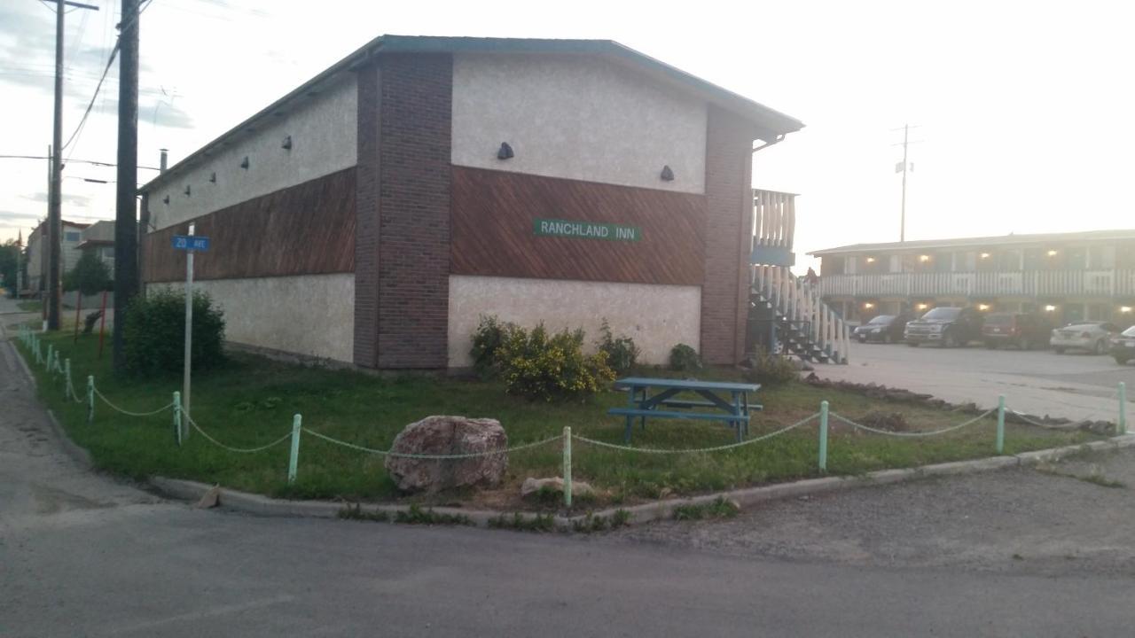 Ranchland Inn Nanton Exterior photo