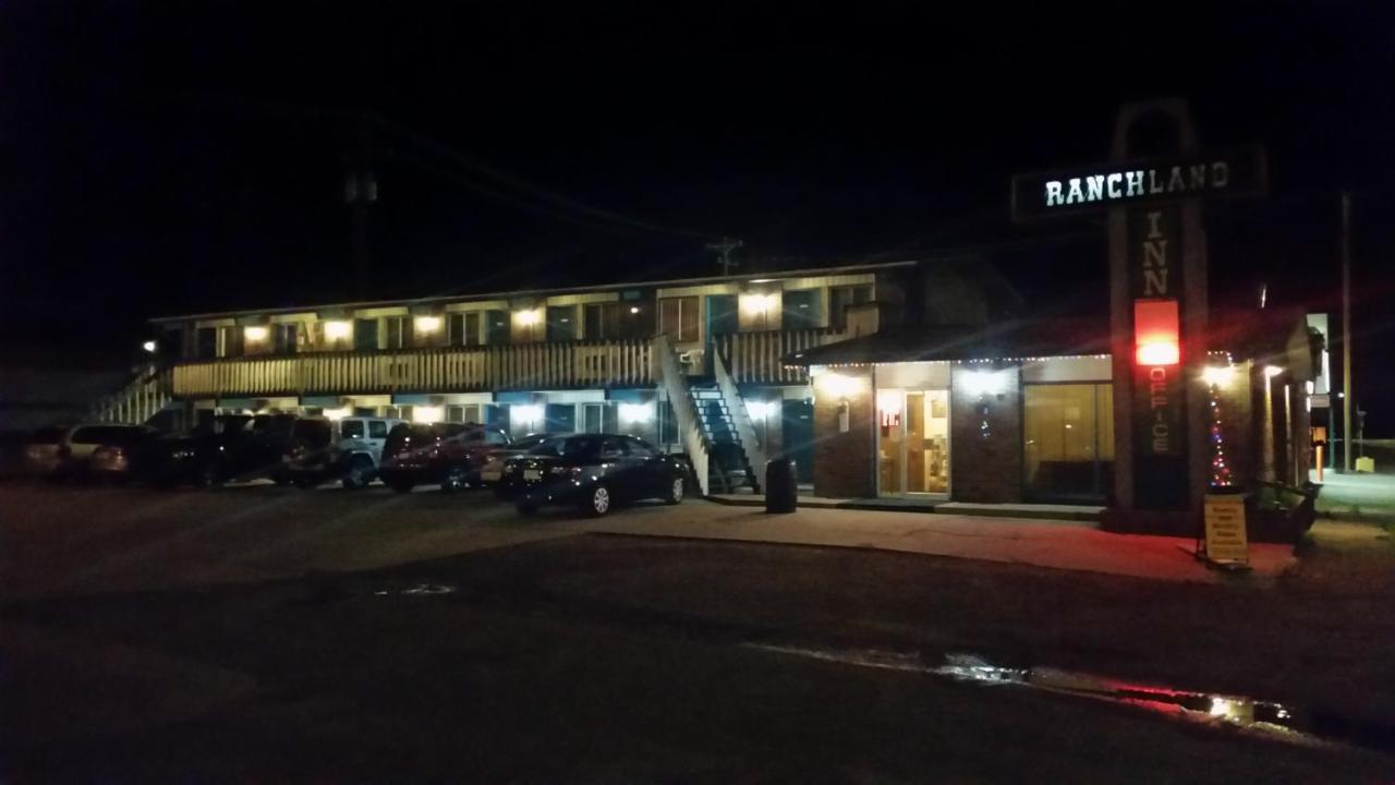 Ranchland Inn Nanton Exterior photo