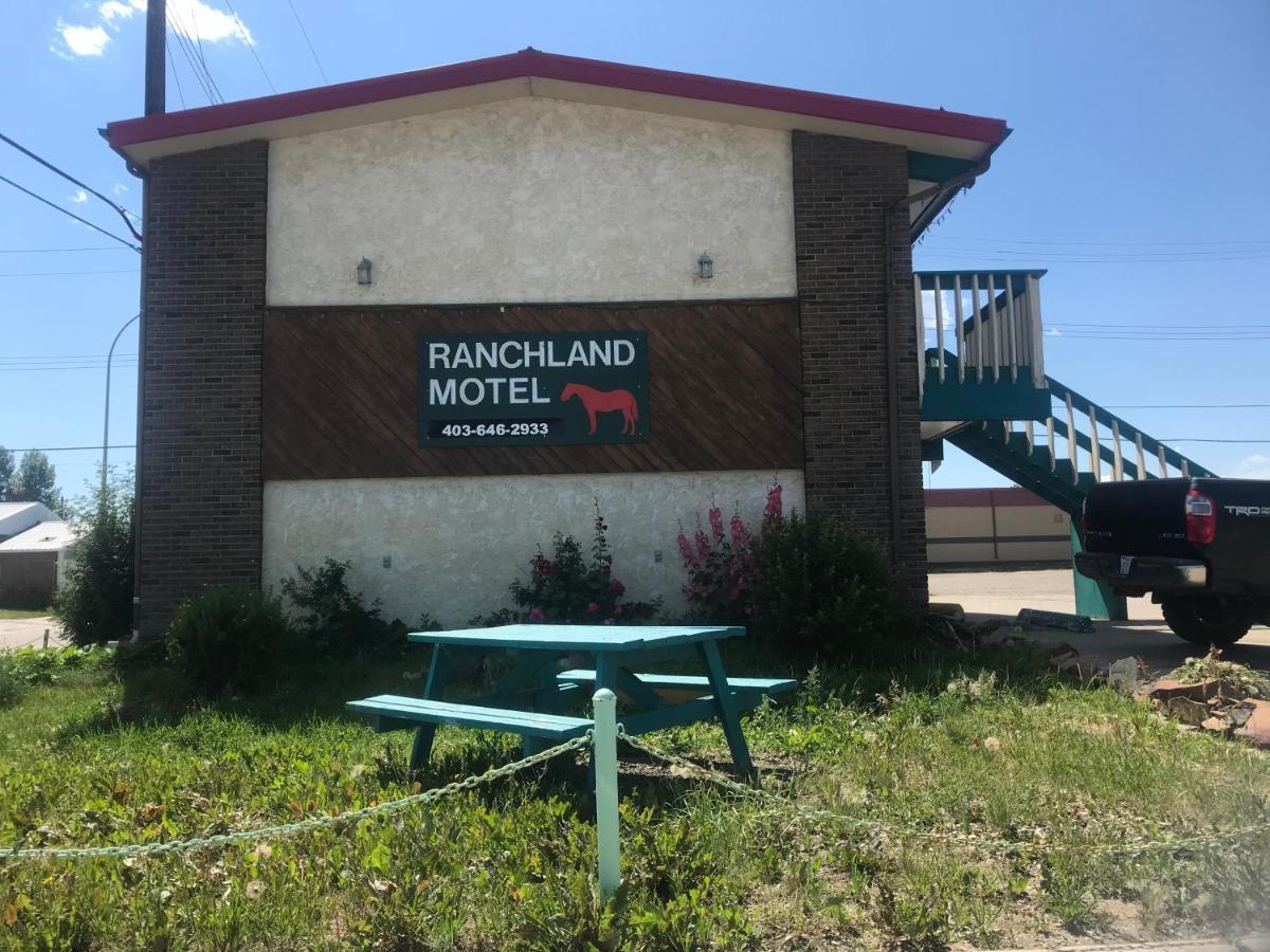 Ranchland Inn Nanton Exterior photo