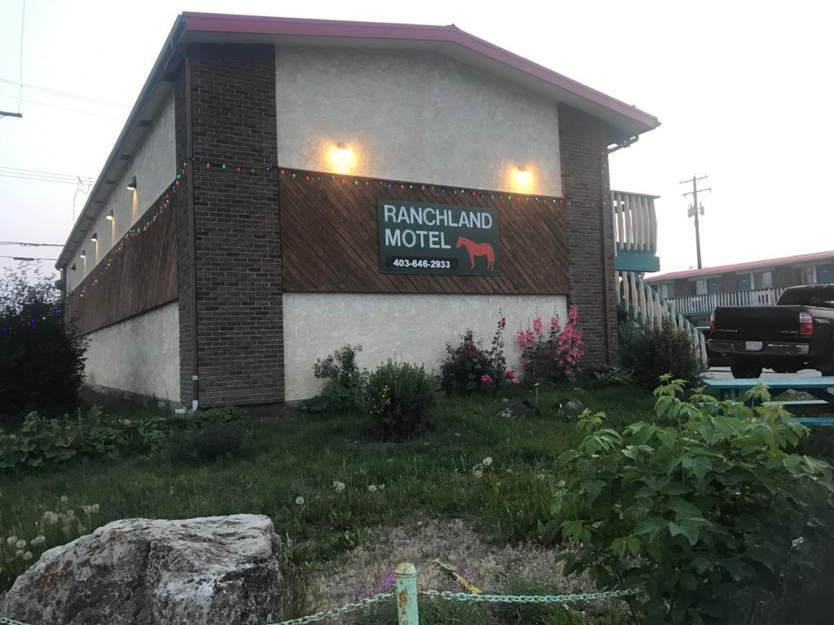 Ranchland Inn Nanton Exterior photo