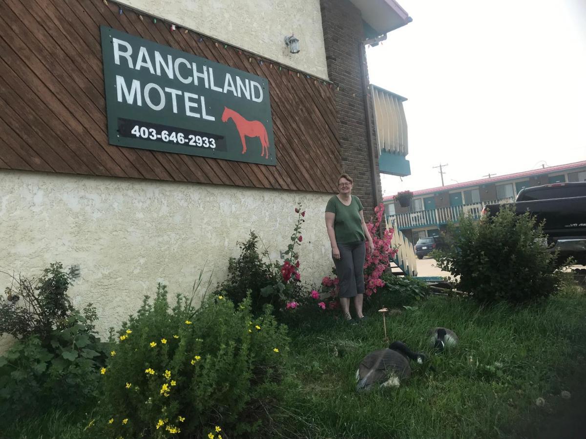 Ranchland Inn Nanton Exterior photo