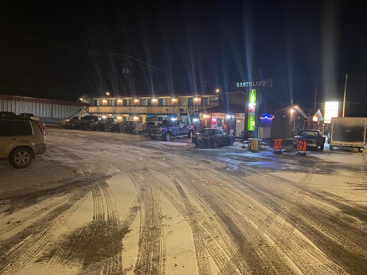 Ranchland Inn Nanton Exterior photo