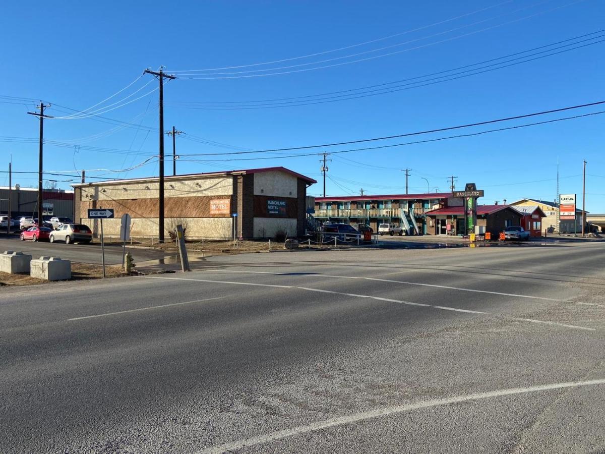 Ranchland Inn Nanton Exterior photo